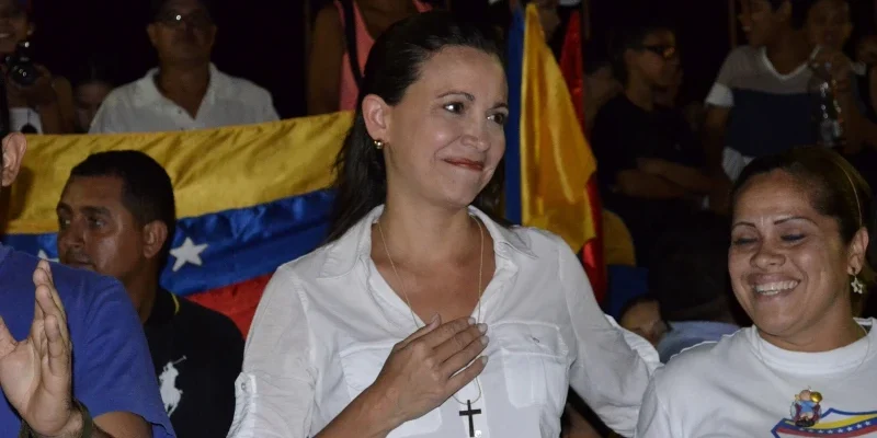 Premio Nobel per la Pace 2025 assegnato a María Corina Machado leader dell'opposizione venezuelana per il suo impegno nella promozione dei diritti democratici e della pace in Venezuela