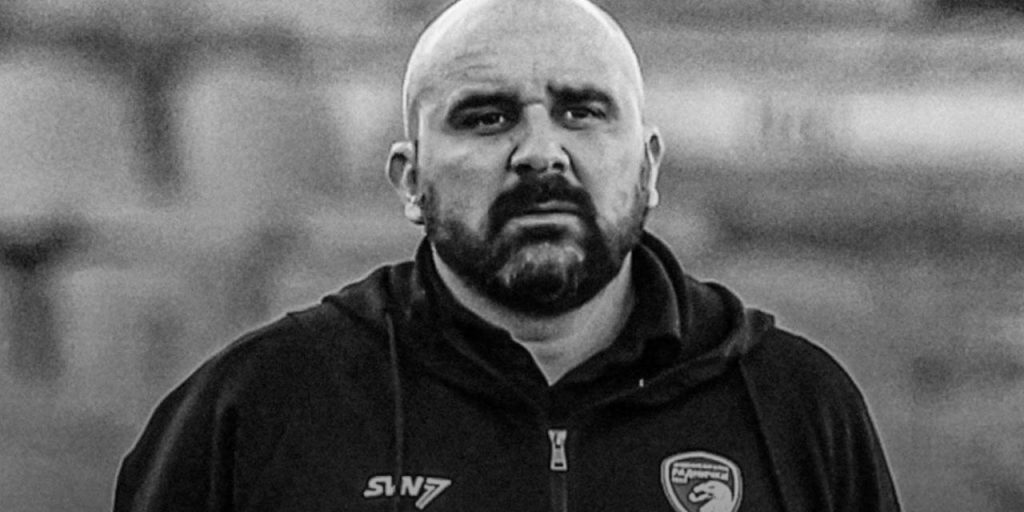 Morte tragica nel calcio serbo: il tecnico Mladen Zizovic perde la vita durante una partita della Süper Ligi 

Tragedia nel calcio
È accaduto un evento tragico nella partita della Süper Ligi serba, dove il tecnico del FK Radnicki 1923, Mladen Zizovic, ha perso la vita a causa di un infarto durante la partita.

Approfondimento
L'evento è avvenuto durante la partita della Süper Ligi serba, una delle competizioni più importanti del calcio serbo. La morte di Mladen Zizovic ha scosso la comunità calcistica serba e ha sollevato interrogativi sulla salute e la sicurezza degli atleti e degli staff durante le partite.

Possibili Conseguenze
La morte di Mladen Zizovic potrebbe avere conseguenze importanti per la Süper Ligi serba e per il calcio in generale. Potrebbe portare a una revisione delle procedure di sicurezza e di emergenza durante le partite, nonché a un aumento della consapevolezza sull'importanza della salute e della prevenzione per gli atleti e gli staff.

Opinione
La comunità calcistica serba è in lutto per la perdita di Mladen Zizovic. La sua morte è un tragico ricordo dell'importanza della salute e della sicurezza nello sport.

Analisi Critica dei Fatti
L'evento è stato confermato dalle autorità e dalla squadra del FK Radnicki 1923. La causa della morte è stata attribuita a un infarto, ma ulteriori indagini potrebbero essere necessarie per determinare le circostanze esatte della tragedia.

Relazioni con altri fatti
La morte di Mladen Zizovic non è un evento isolato. Ci sono stati altri casi di atleti e staff che hanno perso la vita durante le partite o gli allenamenti a causa di problemi di salute. Questo evento solleva interrogativi sulla sicurezza e sulla prevenzione nello sport.

Contesto storico
Il calcio è uno sport molto popolare in Serbia e la Süper Ligi serba è una delle competizioni più importanti del paese. La morte di Mladen Zizovic è un tragico evento che ha scosso la comunità calcistica serba e ha sollevato interrogativi sulla salute e la sicurezza degli atleti e degli staff.

Fonti
La fonte di questo articolo è Haberler. L'articolo originale può essere trovato al seguente link: https://www.haberler.com/spor/mac-esnasinda-kalp-krizi-gecirip-hayatini-kaybetti-1563158/