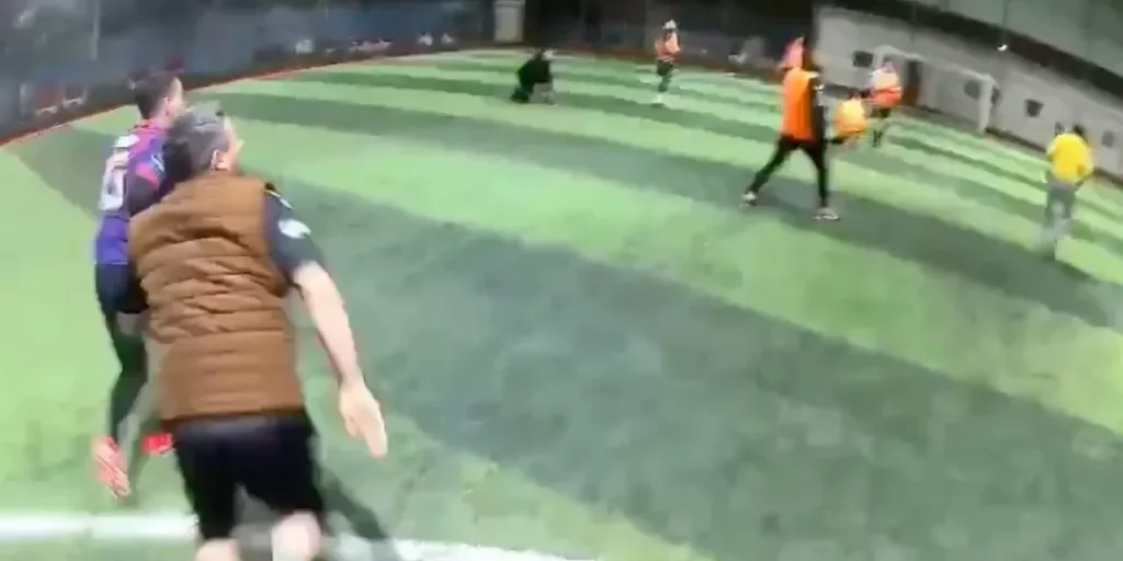 Tetto di campo di calcio a Kepez crolla durante tempesta a Antalya