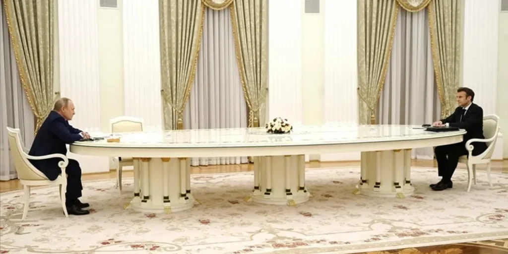 Macron chiede all'Europa di facilitare un incontro con Putin se le trattative di pace falliscono