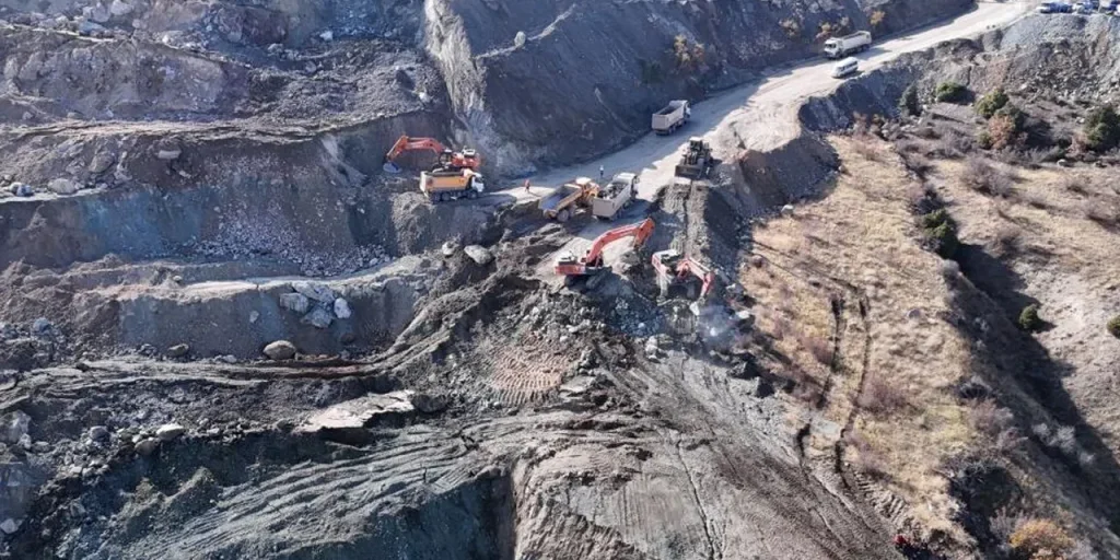 Crollo di terra in miniera di ferro a Divriği: operazioni di ricerca riprese dopo sospensione