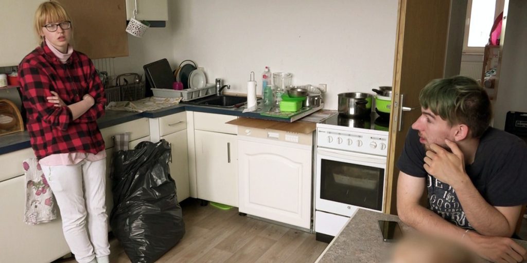 Coppia di beneficiari del sussidio di cittadinanza inaspettatamente al centro dell'attenzione: cosa significa per la società e per i beneficiari stessi?