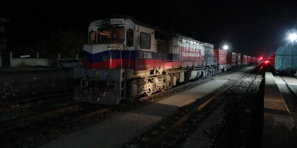 Incidente ferroviario a Battalgazi: treno merci colpisce auto, cinque feriti