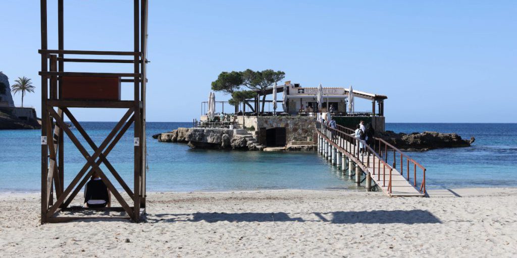 Cadavere ritrovato su un lido di Mallorca: la comunità locale in allarme mentre la polizia indaga sulla morte misteriosa