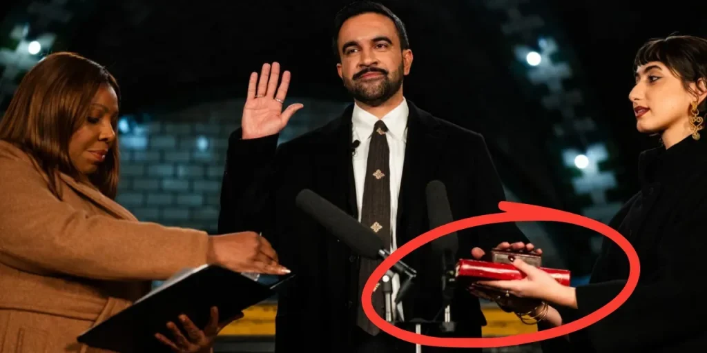 Il primo sindaco musulmano di New York presenta un manoscritto ottomano del Corano durante la cerimonia di giuramento