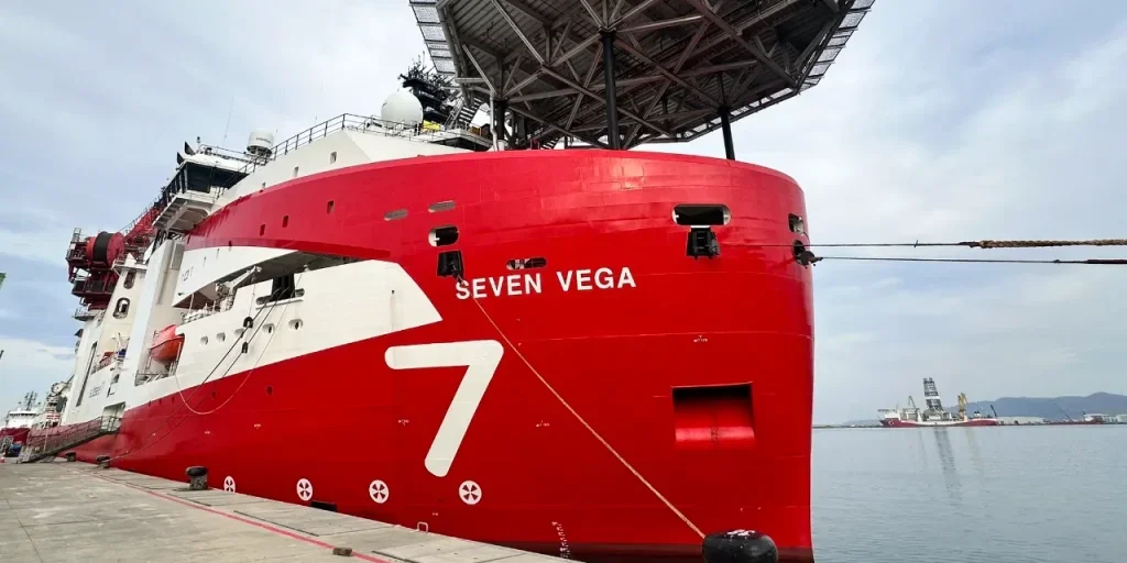 Seven Vega arriva a Filyos per collegare pozzi di gas del Mar Nero a futura unità galleggiante