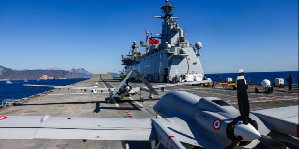 Mavi Vatan'da tarihi an! Bayraktar TB3, TCG Anadolu'dan havalandı, hedefleri tam isabetle vurdu