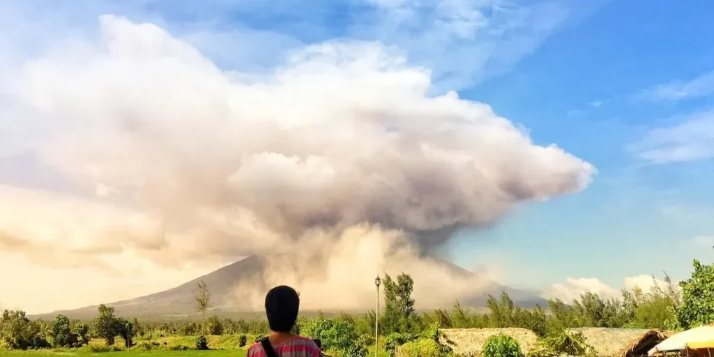 Mayon, vulcano attivo in Filippine, in allerta di livello tre e evacuazione di 3.000 abitanti