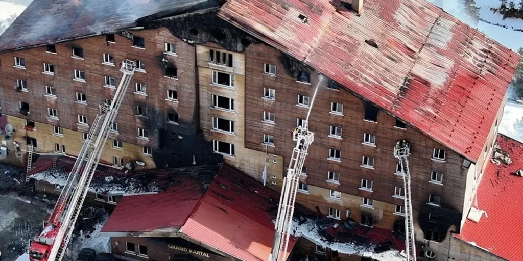Parlamento propone vigili del fuoco temporanei per le zone turistiche dopo il disastro di Kartalkaya
