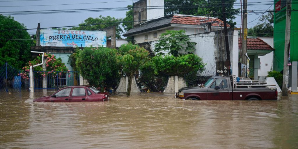 Meksika'yı şiddetli sağanak vurdu: En az 23 ölü