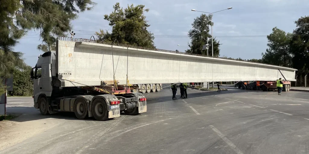 Camion con blocchi di cemento perde pneumatico e blocca la strada D‑400 a Erdemli