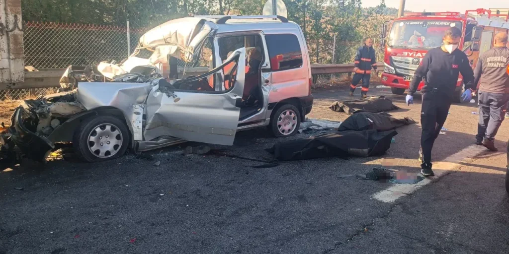Incidente a Tarsus: veicolo colpisce camion parcheggiato, tre morti e tre feriti