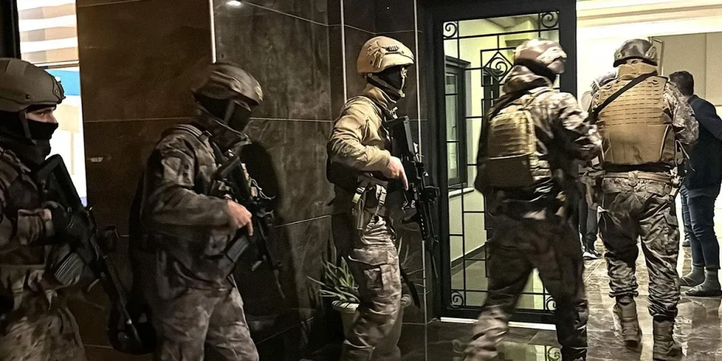 Nove sospetti arrestati a Mersin per minacce armate ai proprietari di negozi e locali