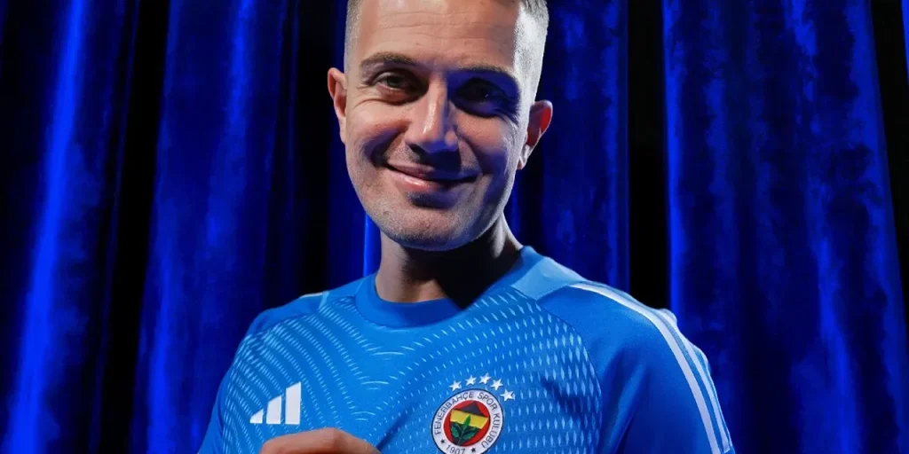 Fenerbahçe aggiunge Mert Günok alla squadra dopo il suo trasferimento da Beşiktaş