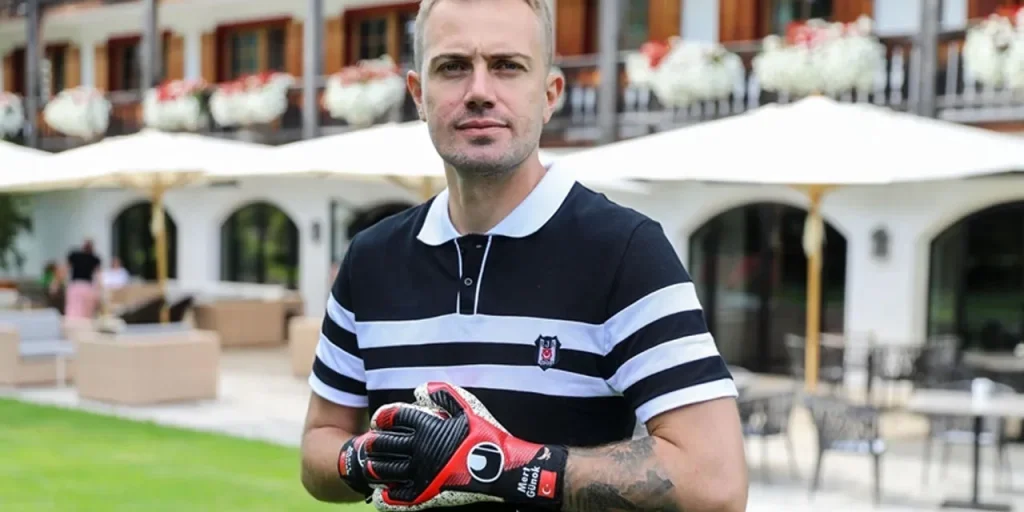Mert Günok lascia Beşiktaş: addio pubblicato sui social