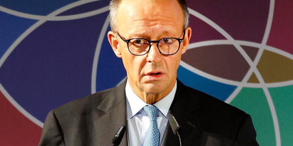 Dozzine di persone abbandonano la sala all'inizio del discorso del Cancelliere Merz