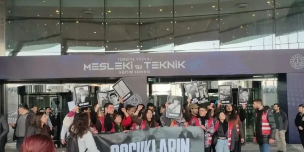 Protesta a Istanbul contro il ministro Tekin provoca feriti tra agenti di sicurezza e danni materiali