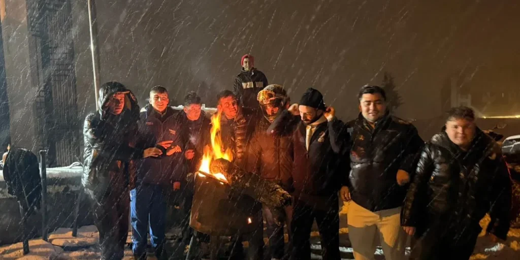 Neve improvvisa a Uludağ causa rallentamenti nei trasporti ma sorprende i turisti