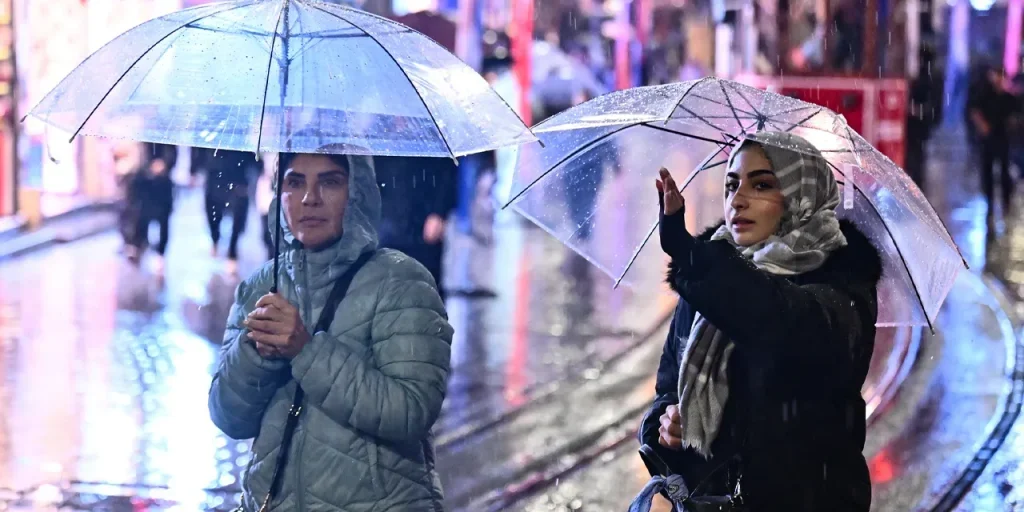 MeteoTurk: Pioviggine in molte province, incluso Istanbul, e pioggia nazionale domenica