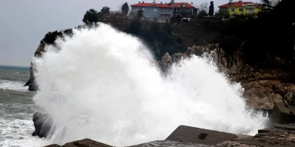 Vento forte e temporali previsti nella zona settentrionale del Mar Nero