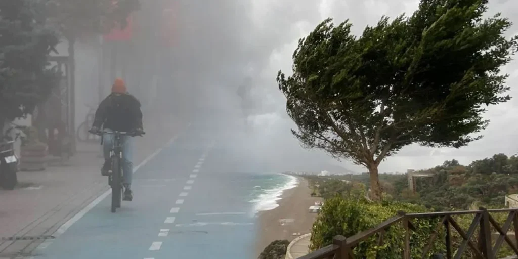 Previsioni meteo: piogge torrenziali, vento tempestoso e nebbia in diverse regioni