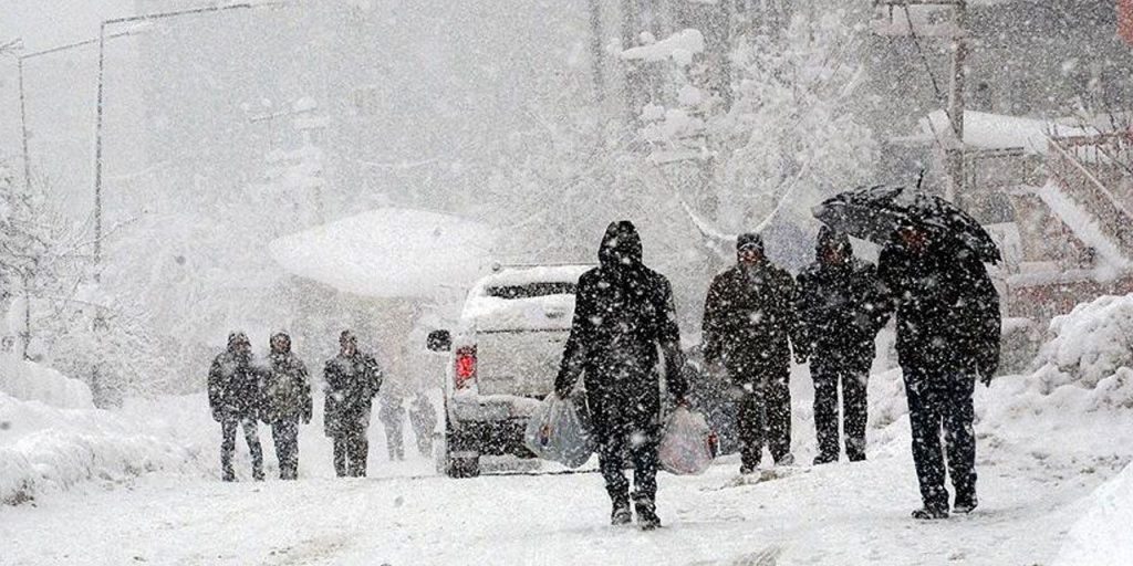 Meteoroloji'den uyarı geldi: Kar yağışı şehir merkezlerine iniyor!