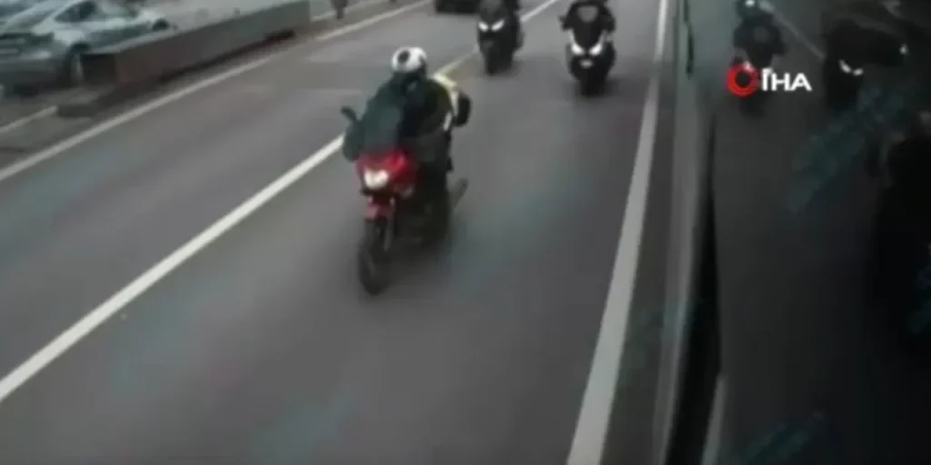 Nebbia a Istanbul: i Metrobüs diventano rifugio per i motociclisti