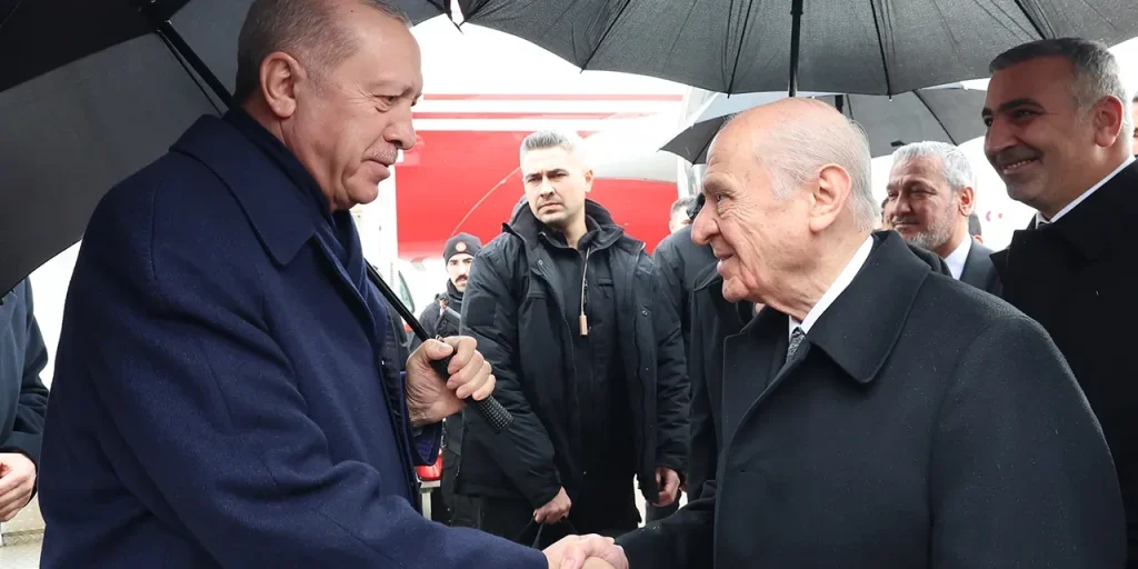 Bahçeli paragona Erdoğan a Süleyman e Kurum a Sinan durante cerimonia di consegna abitazioni a Hatay