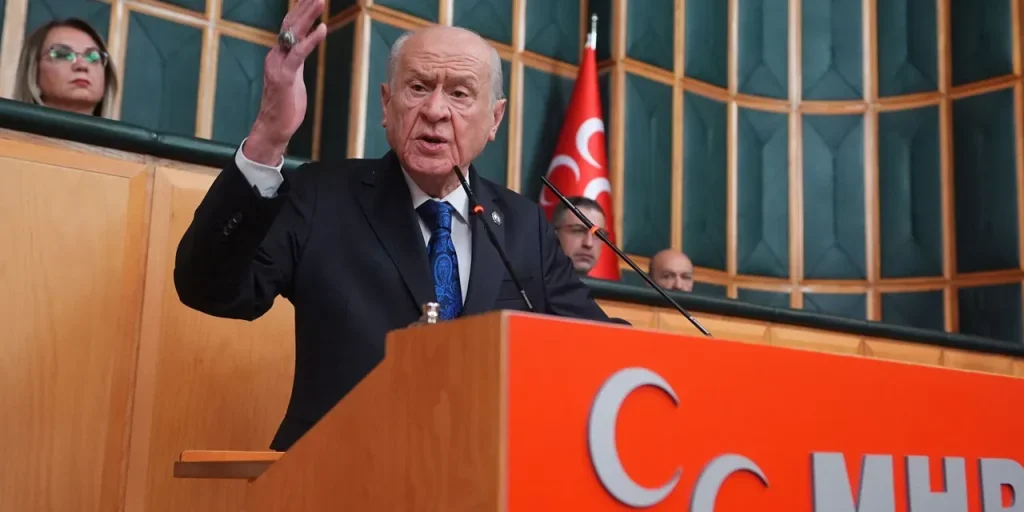 Bahçeli denuncia l'azione degli USA sul presunto rapimento di Maduro come pirateria, paragonandola al 15 luglio 2016 in Turchia