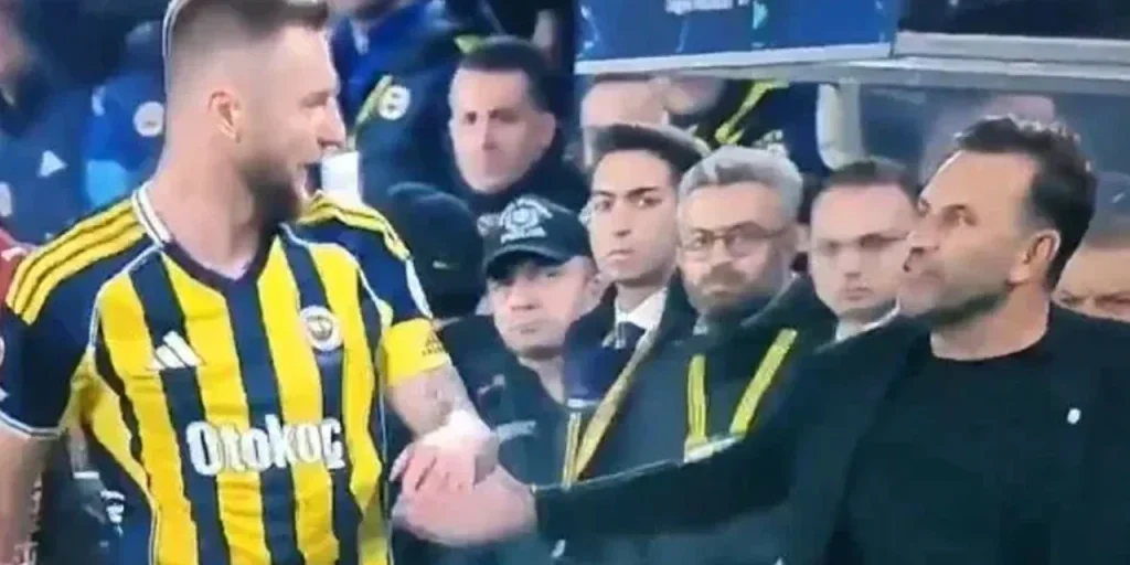 Milan Skriniar e Okan Buruk si confrontano durante il derby Fenerbahçe‑Galatasaray