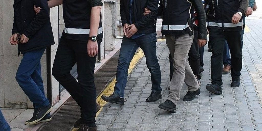 Arrestati 5 sospetti per truffa online: 43 cittadini truffati per oltre un milione di lire turche