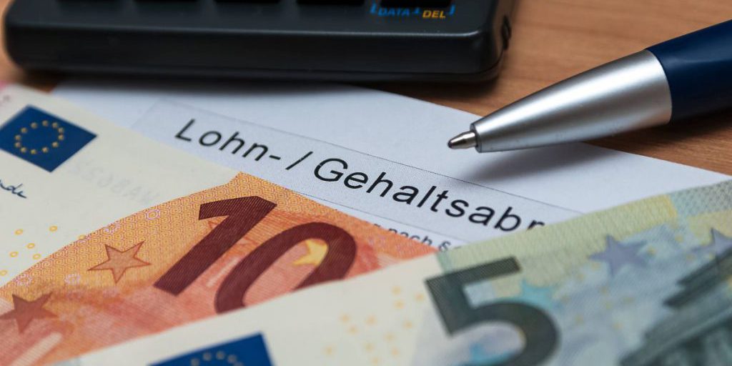 Aumento del salario minimo 2026 porta le aziende a ridurre posti di lavoro e investimenti