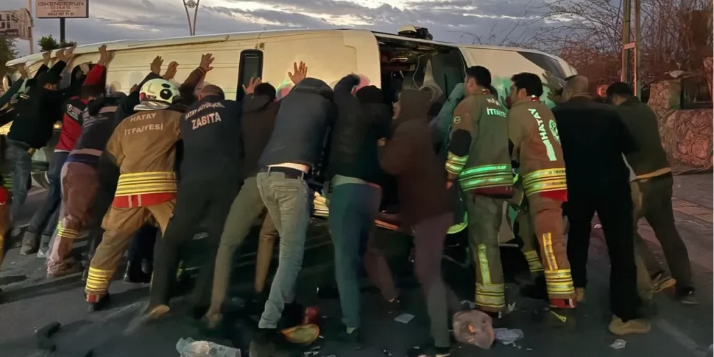 Collisione tra minibus e camion a Arsuz, Hatay: 18 feriti, uno gravemente