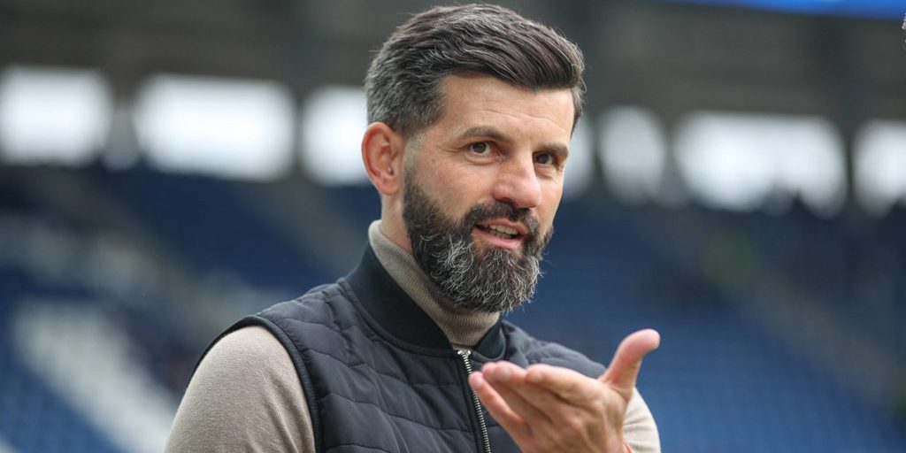 Infortunio di Miron Muslic: la squadra di Schalke affronta una sfida difficile prima della partita contro Karlsruhe

Notizie negative prima della partita Karlsruhe - Schalke
La squadra di Schalke riceve notizie negative in vista della partita contro Karlsruhe, a causa dell'infortunio di Miron Muslic, che dovrà affrontare un problema doloroso.

Approfondimento
L'infortunio di Miron Muslic rappresenta un problema significativo per la squadra di Schalke, che dovrà trovare una soluzione alternativa per la partita contro Karlsruhe, in modo da non compromettere le proprie chances di successo.

Possibili Conseguenze
La mancanza di Miron Muslic potrebbe avere un impatto negativo sulla prestazione della squadra, costringendo l'allenatore a improvvisare e a trovare una soluzione di ripiego, che potrebbe influenzare il risultato finale della partita.

Opinione
Non è possibile esprimere un'opinione senza conoscere tutti i dettagli dell'infortunio e delle scelte dell'allenatore, ma è chiaro che la squadra di Schalke dovrà affrontare una sfida difficile e trovare una soluzione per superare l'assenza di Miron Muslic.

Analisi Critica dei Fatti
L'infortunio di Miron Muslic è un fatto oggettivo che potrebbe influenzare la partita, ma è importante attendere ulteriori informazioni per comprendere appieno la situazione e valutare le possibilità della squadra di Schalke di trovare una soluzione efficace.

Relazioni con altri fatti
La partita contro Karlsruhe è solo una delle sfide che la squadra di Schalke dovrà affrontare nella stagione, e l'infortunio di Miron Muslic potrebbe avere un impatto a lungo termine sulla classifica, quindi è fondamentale che la squadra trovi una soluzione per superare questo ostacolo.

Contesto storico
La squadra di Schalke ha già affrontato sfide difficili in passato e ha sempre trovato il modo di superarle, quindi è possibile che anche in questo caso la squadra riesca a trovare una soluzione e a superare l'assenza di Miron Muslic.

Fonti
La fonte di questo articolo è Kicker. Per ulteriori informazioni, si prega di visitare il sito ufficiale di Kicker.