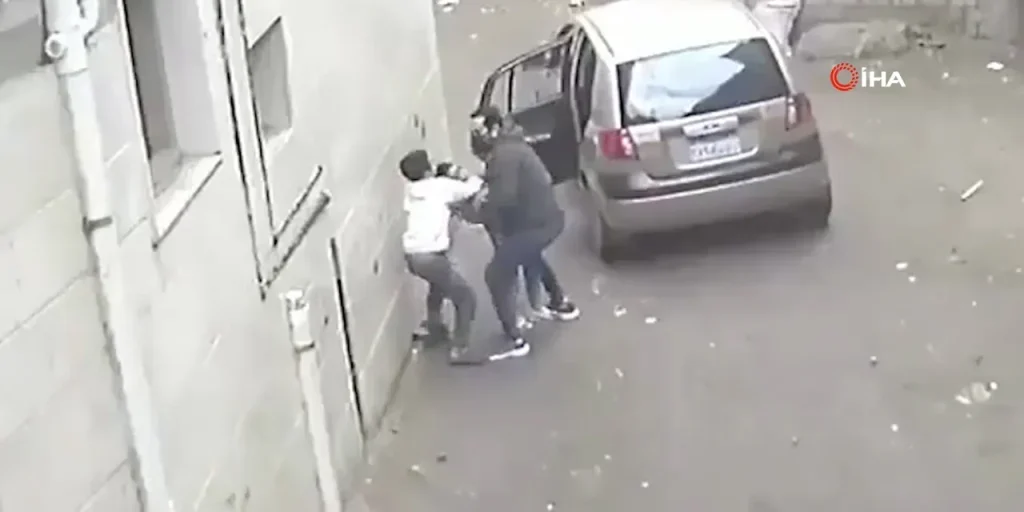 Giovane egiziano impedisce rapimento del cugino, intervenendo da solo