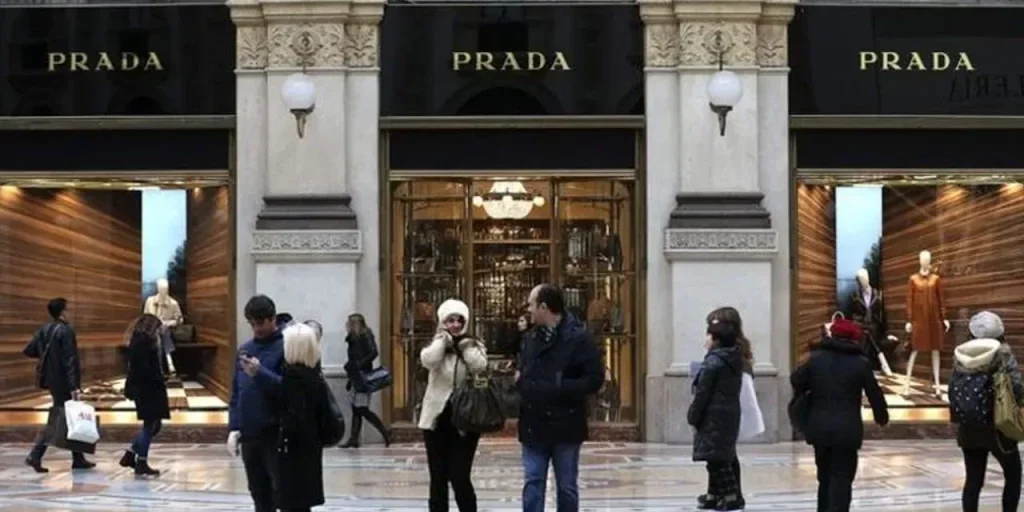 Prada compra Versace per 1,25 miliardi di euro, preservando l'identità del marchio