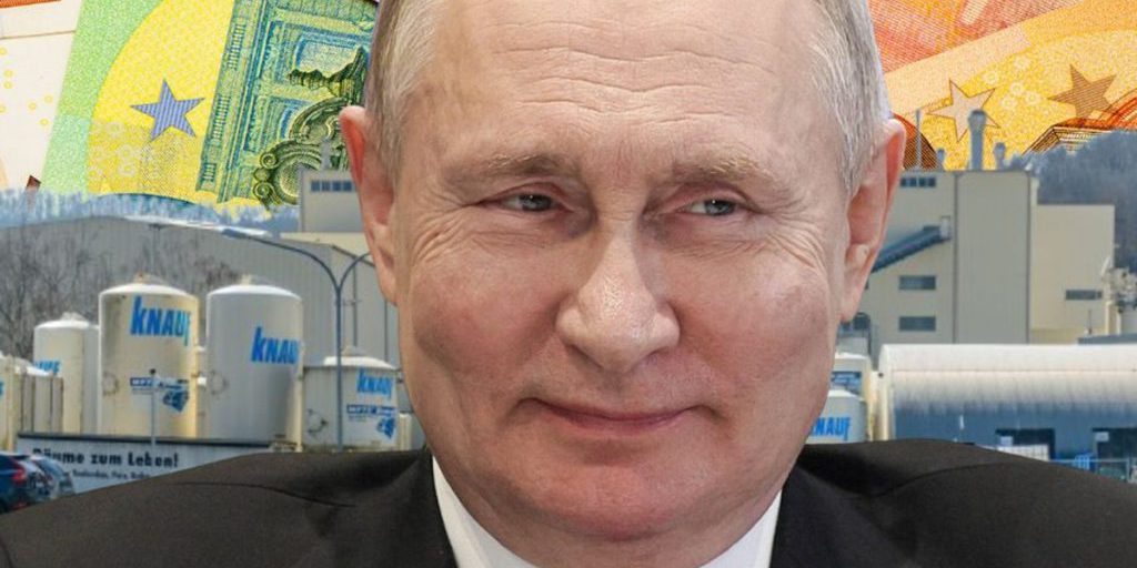 Aziende tedesche in Russia: una scelta complessa tra interessi economici e responsabilità morale

Introduzione
Molte aziende tedesche continuano a operare in Russia, nonostante la guerra in corso. Ciò solleva interrogativi sulla loro posizione rispetto al conflitto e sulle conseguenze delle loro azioni.

La situazione attuale
Nonostante le sanzioni internazionali e le condanne per l'invasione dell'Ucraina, molte imprese tedesche hanno scelto di mantenere la loro presenza sul mercato russo. Questa decisione ha suscitato critiche, poiché gli utili generati da queste attività potrebbero essere utilizzati per finanziare le operazioni militari del governo russo.

Implicazioni economiche e politiche
La scelta di continuare a operare in Russia ha implicazioni sia economiche che politiche. Dal punto di vista economico, le aziende tedesche potrebbero trarre vantaggio dal mercato russo, ma al contempo contribuiscono alle entrate del governo russo. Dal punto di vista politico, questa decisione può essere vista come un sostegno indiretto alle azioni del governo russo, anche se le aziende affermano di non sostenere la guerra.

Approfondimento
È importante considerare le motivazioni che spingono le aziende tedesche a mantenere la loro presenza in Russia. Alcune potrebbero essere legate a investimenti già effettuati, altre alla speranza di futuri guadagni. Tuttavia, la questione etica e morale di come gli utili siano utilizzati non può essere ignorata.

Possibili Conseguenze
Le conseguenze di queste azioni potrebbero essere significative. Le aziende che scelgono di rimanere in Russia potrebbero subire ripercussioni negative sulla loro immagine pubblica e potrebbero essere soggette a ulteriori sanzioni. Inoltre, il sostegno indiretto al governo russo potrebbe avere implicazioni a lungo termine per la stabilità globale.

Opinione
La decisione delle aziende tedesche di continuare a operare in Russia è un tema complesso che richiede una valutazione attenta delle implicazioni etiche, economiche e politiche. È fondamentale che queste aziende considerino non solo i loro interessi economici, ma anche le ripercussioni più ampie delle loro azioni.

Analisi Critica dei Fatti
Un'analisi critica dei fatti rivela che la scelta di operare in Russia non è solo una questione economica, ma anche politica e morale. Le aziende devono bilanciare i loro interessi con le responsabilità verso la società e il rispetto dei diritti umani.

Relazioni con altri fatti
Questo tema è strettamente legato alle relazioni internazionali, alle sanzioni economiche e alle conseguenze della guerra in Ucraina. La posizione delle aziende tedesche riflette le complessità della politica globale e le sfide nel bilanciare interessi economici e responsabilità sociali.

Contesto storico
La storia delle relazioni economiche tra la Germania e la Russia è complessa e influenzata da eventi politici e economici. La decisione delle aziende tedesche di operare in Russia durante il conflitto attuale deve essere considerata in questo contesto più ampio.

Fonti
Fonte: Tagesschau, https://www.tagesschau.de/ausland/europa/russland-deutsche-unternehmen-101.html. Le informazioni sono tratte da notizie disponibili sul sito web della Tagesschau, un'importante fonte di notizie tedesca.