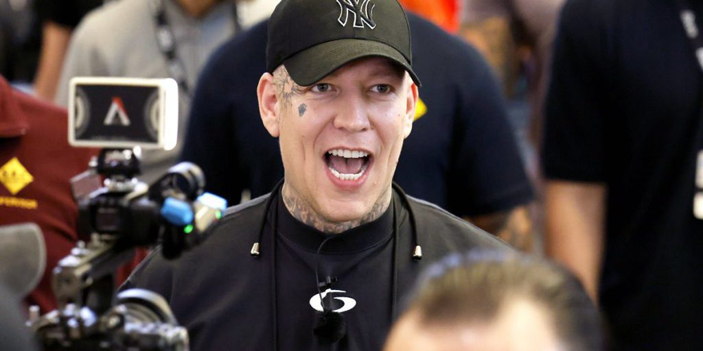 MontanaBlack riceve il regalo più apprezzato da Essen durante lo scambio di doni