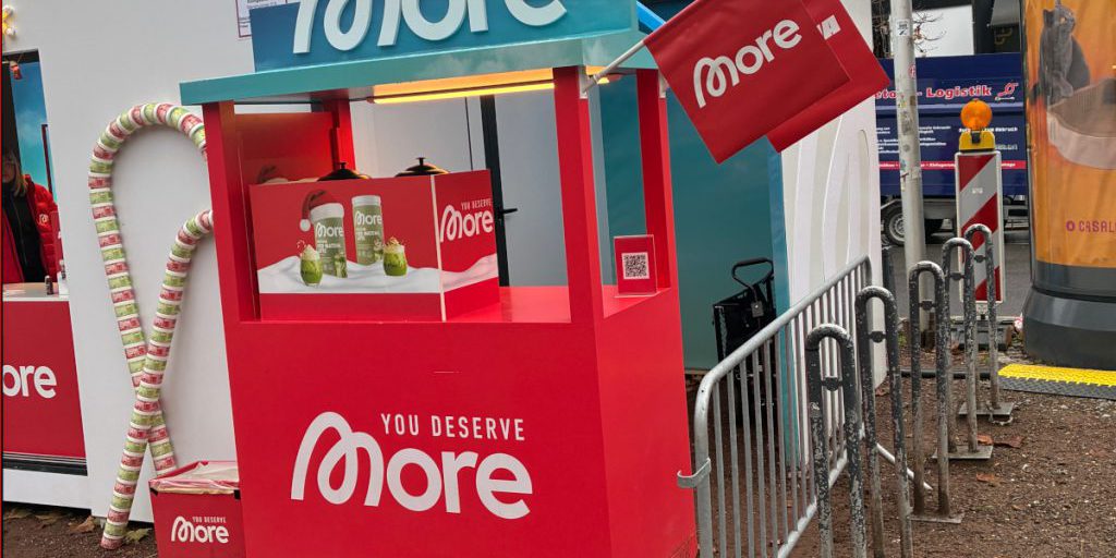 Stand di influencer al mercato di Natale di Düsseldorf genera discussioni