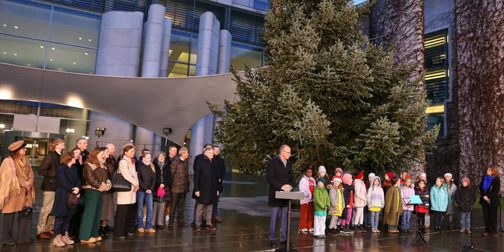 Olaf Merz riceve un regalo di Natale dalla sua terra d'origine, esposto al Cancelleria di Berlino