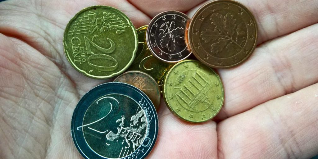 Kunde erhält 2-Euro-Münze an der Supermarkt-Kasse – ein Detail sticht allen sofort ins Auge