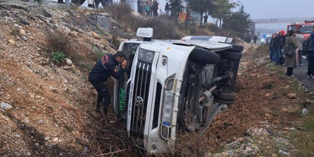 Incidente Stradale a Muğla: 13 Feriti in un Minibus Ribaltato