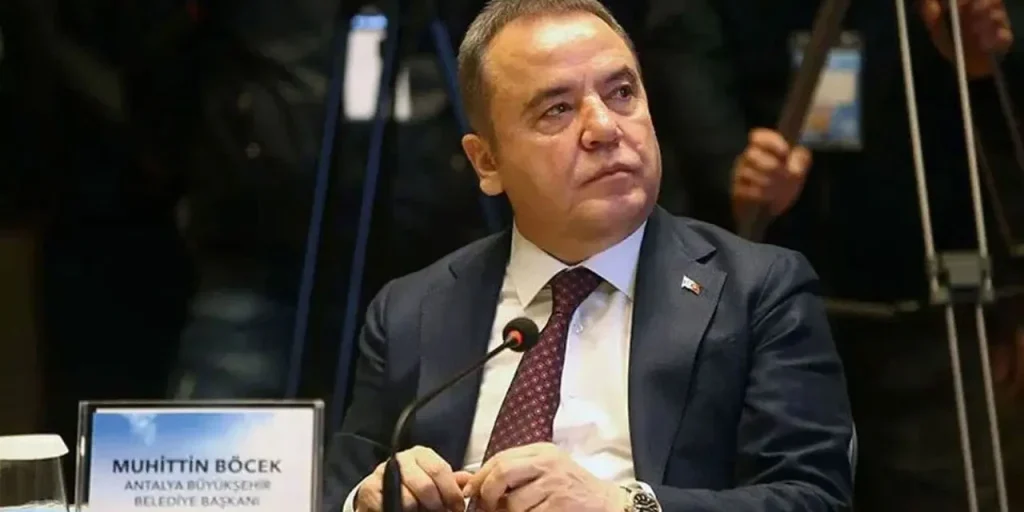 Sindaco di Antalya arrestato per corruzione e frode: dichiarazioni e sospensione