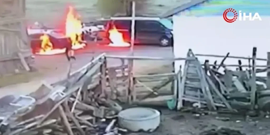 Arson: quattro veicoli del Muhtar bruciati dopo aver ricevuto benzina, registrato da telecamera
