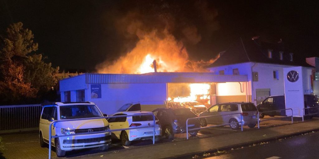 Autos in Mülheim in Flammen ++ Kurz danach bricht das nächste Feuer aus