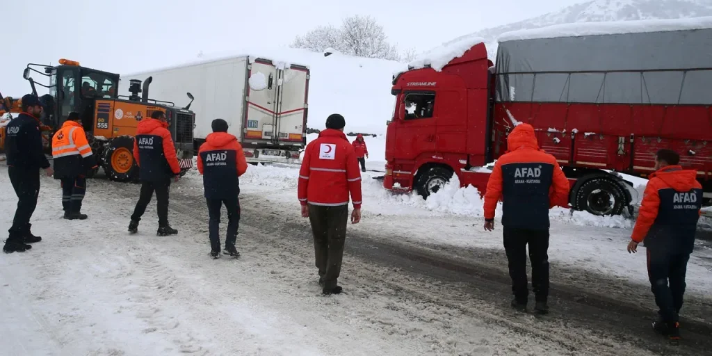 60 veicoli bloccati a Musu‑Bingol per maltempo: 140 persone salvate dalle squadre di soccorso