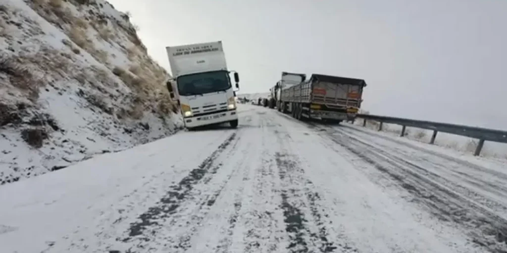 Nevicata intensa blocca venti veicoli a Korkut, squadre di soccorso li liberano