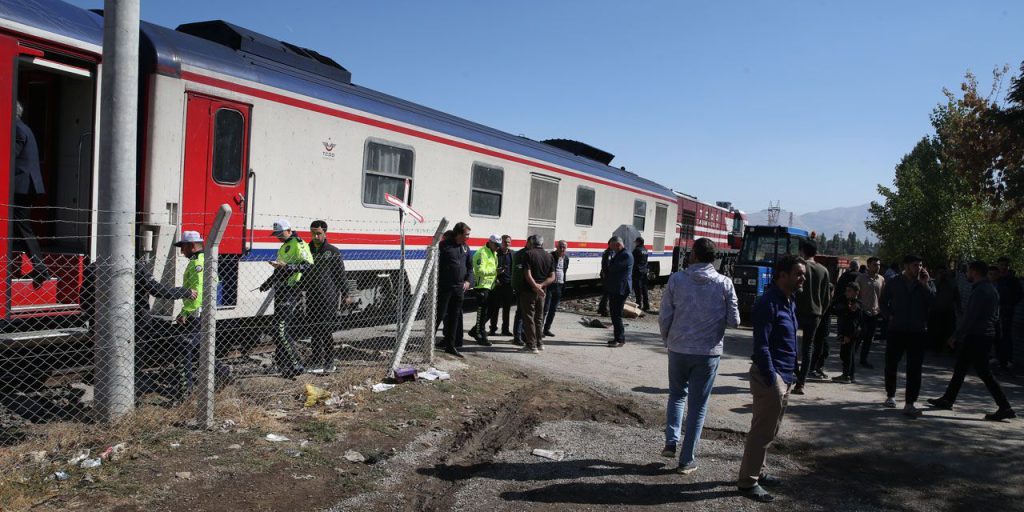 Tragedia a Muş: treno investe servizio di trasporto, 17 studenti feriti in incidente stradale