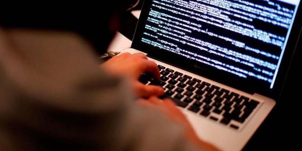 Nuova Tattica di Truffa Online: I Truffatori Utilizzano Video Espliciti per Estorcere Denaro alle Vittime