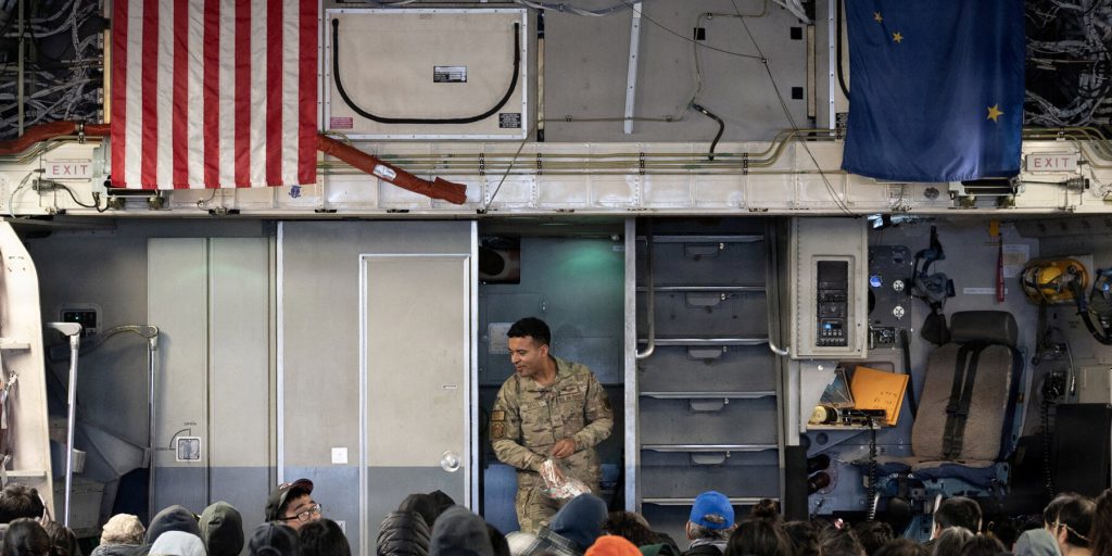 Tempesta in Alaska: Gli Evacuati Affrontano una Nuova Realtà senza Possibilità di Ritorno a Casa